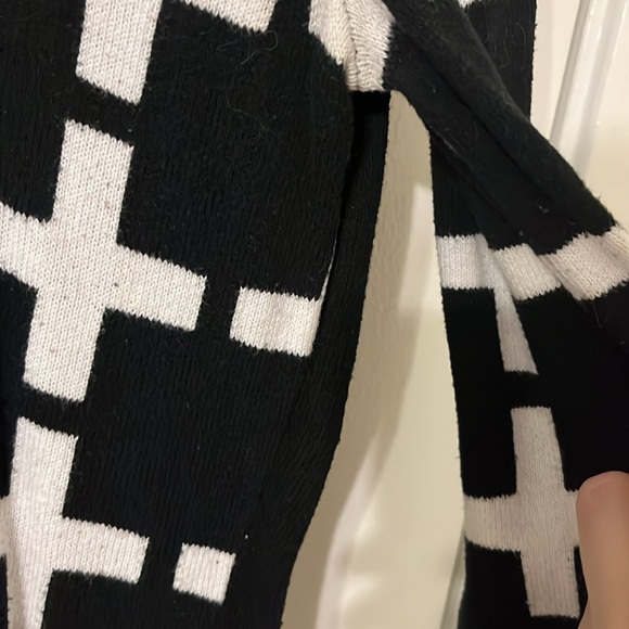 Merona Large Black and white Geometric Sweater - Picture 8 of 9